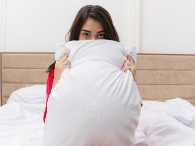 El secreto de los hoteles para quitar las manchas amarillas de las almohadas en solo 30 minutos