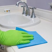 El secreto para eliminar malos olores en el baño usando 1 producto que seguro tenés en tu botiquín