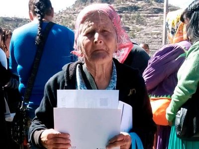 Mujer tarahumara de 81 años termina la primaria… y va por su secundaria