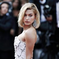 ¡Dulce descuido! Hailey Bieber olvida el sostén en casa y sale a la calle ¡sin pudor!