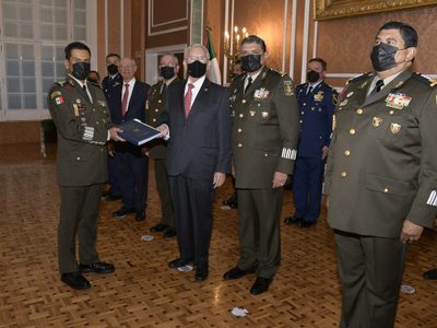 Entregan al Ejército título de concesión para administrar y operar el aeropuerto de Santa Lucía
