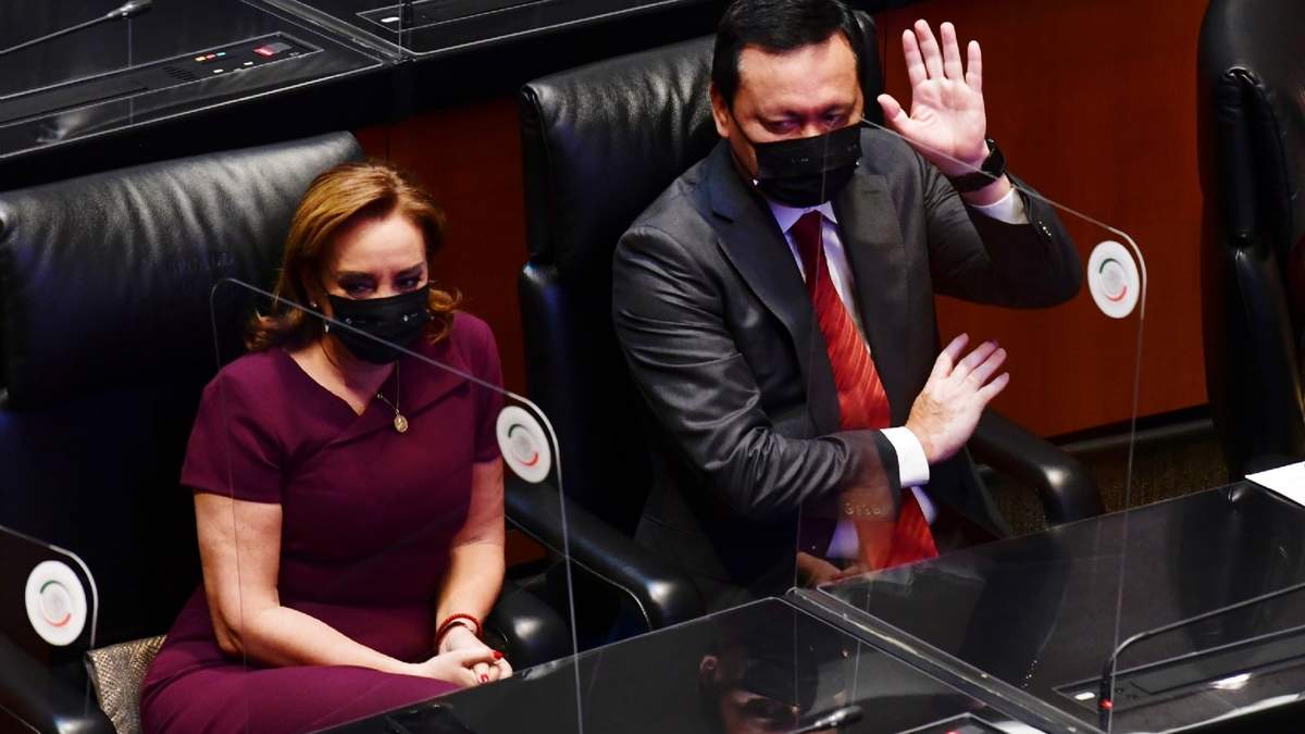 Claudia Ruiz y Miguel Ángel Osorio en la Ceremonia conmemorativa del Aniversario Luctuoso de Ramón López Velarde.