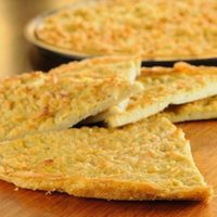 La fainá, emblema culinario de las pizzerías de Buenos Aires
