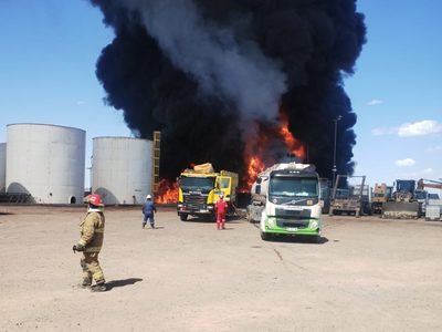 Logran contener un incendio de grandes dimensiones en los piletones de un basurero petrolero en Vaca Muerta