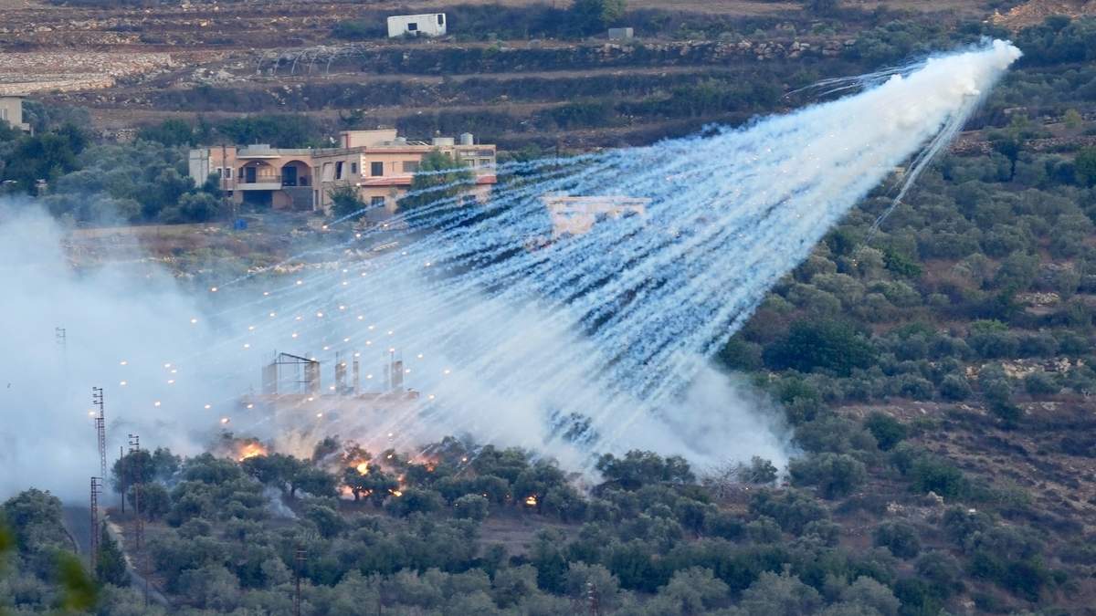 Un proyectil de artillería israelí explota sobre una casa en al-Bustan, una aldea fronteriza libanesa con Israel, en el sur del Líbano