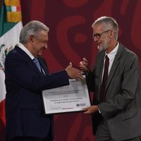AMLO recibe reconocimiento de la OMS por revertir efectos nocivos del tabaco en la población
