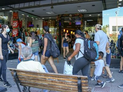 Compras navideñas: los neuquinos coparon el Bajo en busca de precios