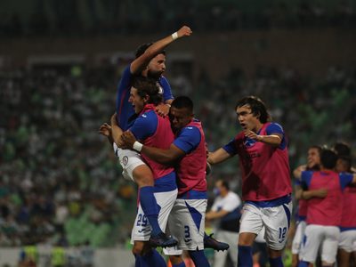 Cruz Azul pega primero en la final: Romo anota ante Santos en la ida