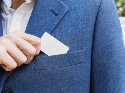 Para qué sirve el ojal de la solapa de los sacos