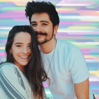 Fotos: Camilo listo para el espectáculo en los "Premios Juventud" junto a su inseparable compañera