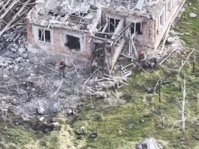 Un video muestra a soldados rusos reteniendo a prisioneros de guerra ucranianos