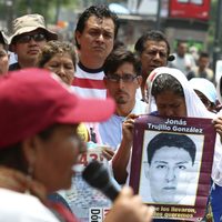 ¡Que se vaya Zerón!, exigen padres de los 43