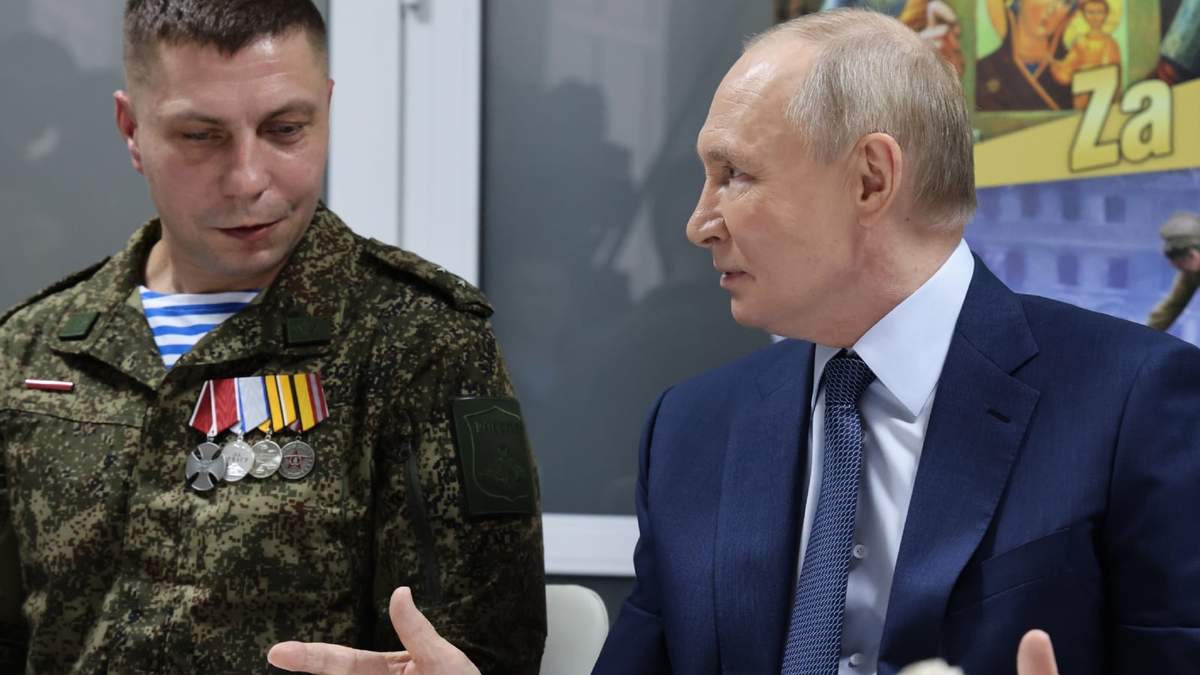 El presidente ruso Vladimir Putin habla con militares que lucharon en Ucrania, en el Hospital Militar de Moscú el 29 de octubre del 2025