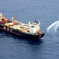 Un buque se incendia en el Mar Rojo tras ser alcanzado por proyectil disparado desde Yemen