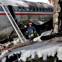 Avión comercial se estrella al realizar aterrizaje forzoso en Teherán; hay 15 muertos