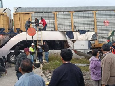 Tren embiste a autobús de pasajeros que intentó ganarle el paso en Atlacomulco; hay 10 muertos (Vide
