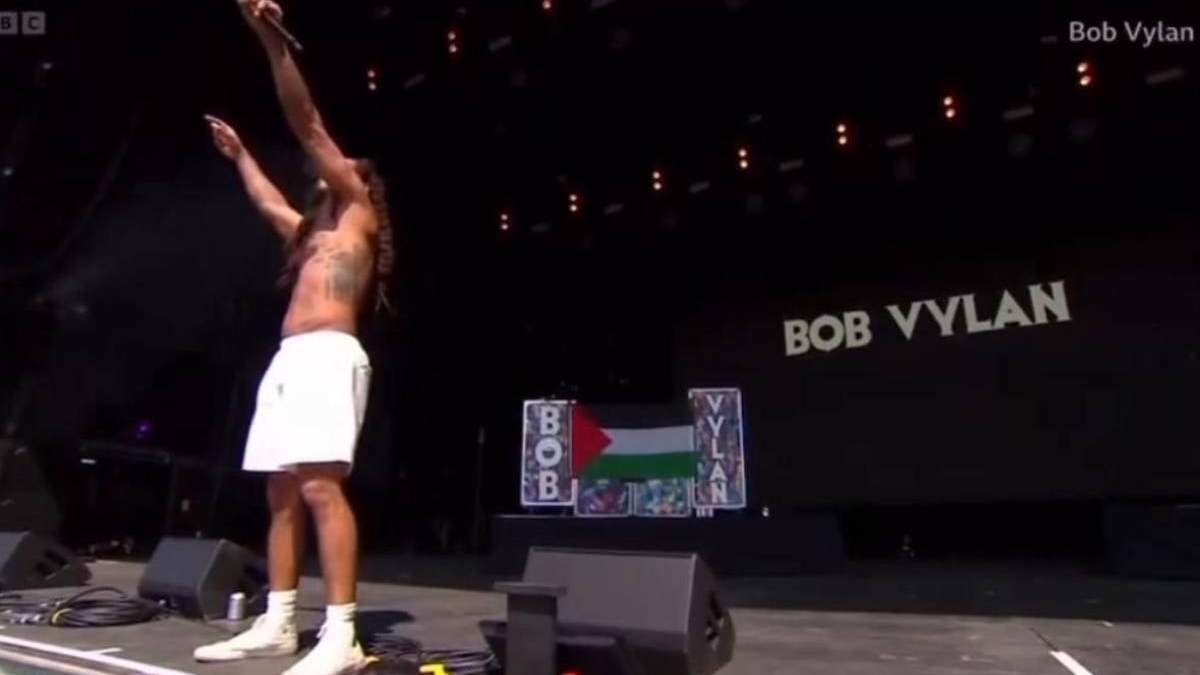 Actuación de Bob Vylan