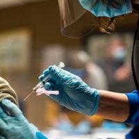 Estados Unidos aprueba las vacunas de refuerzo de Pfizer para personas mayores en alto riesgo