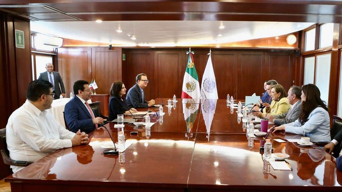 Magistrados electorales en la reunión con la candidata presidencial y líderes de los partidos