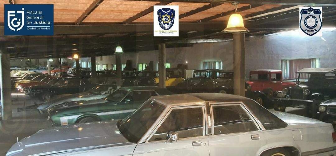 Los autos y arte decomisados en una casa de Raymundo Collins. Foto: FGJCDMX
