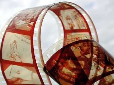 Si todavía guardás negativos de fotografías, tenés en tus manos un tesoro: así podés transformarlos en una cortina única y llena de historia