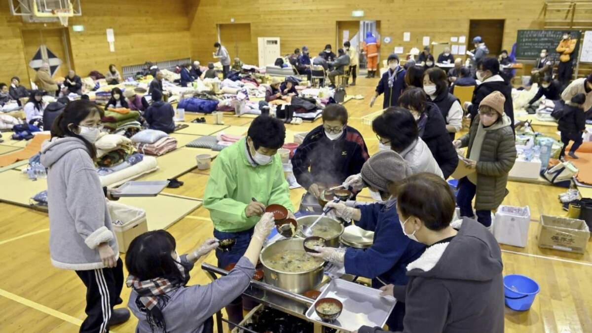 Residentes de una zona afectada por un sismo esperan para recibir comida en un albergue en Anamizu, en Ishikawa