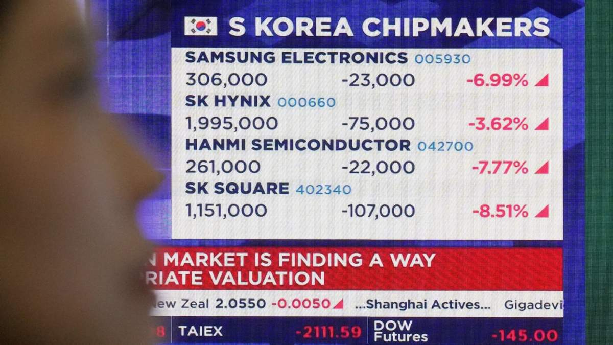 Una pantalla muestra los datos de cotización de fabricantes surcoreanos de chips, en la sala de operaciones de divisas en la sede de Hana Bank en Seúl, Corea del Sur