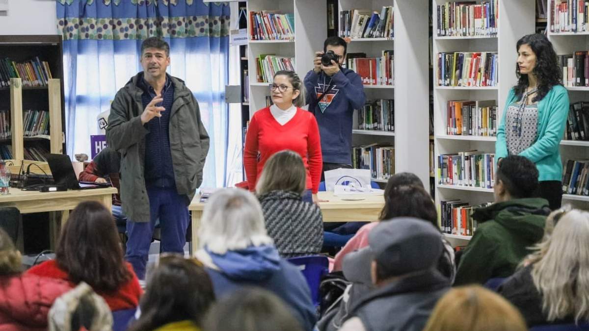 Funcionarios municipales y del COPADE en la reunión en Rincón de los Sauces. Fuente: (Twitter)
