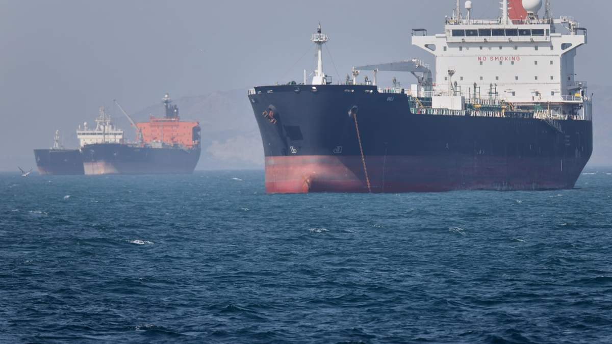 Petroleros anclados en el estrecho de Ormuz, frente a Bandar Abbas, Irán
