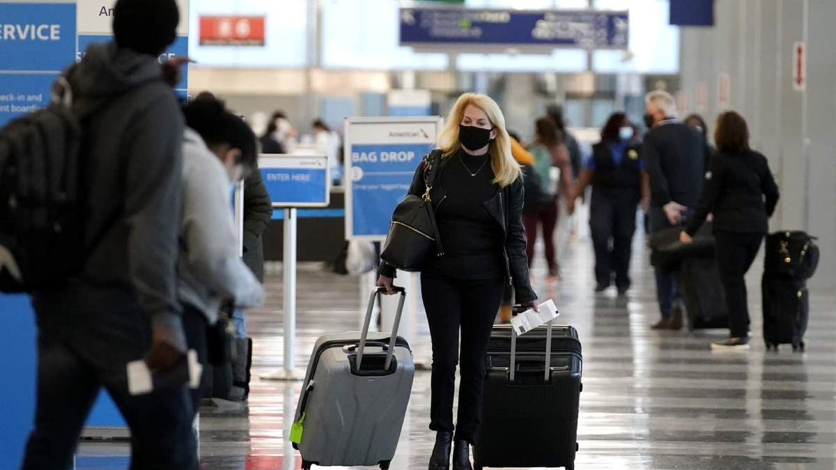 Viajeros en el Aeropuerto Internacional de Miami, Estados Unidos. Fuente: (Twitter)