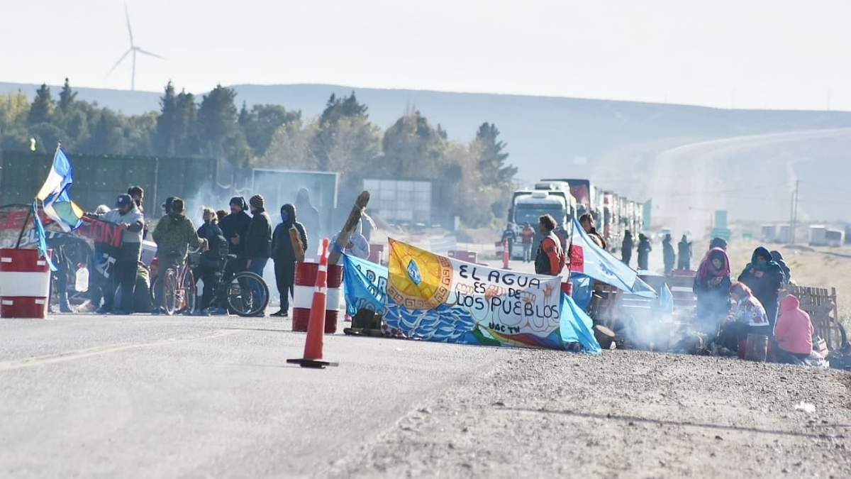 Protesta contra la megaminería en Chubut sobre la ruta nacional N° 3. Fuente: (Twitter)