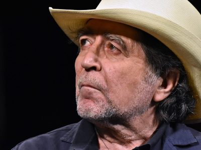 ¡Increíble! Joaquín Sabina reaparece luego de su fuerte caída del escenario. "Llevo dos operaciones.