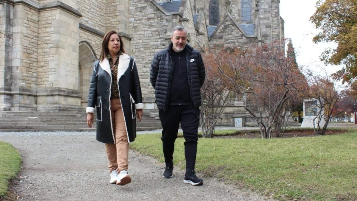 La gobernadora de Río Negro, Arabela Carreras, y el secretario general de la ATE, Rodolfo Aguiar. Fuente: (Twitter)