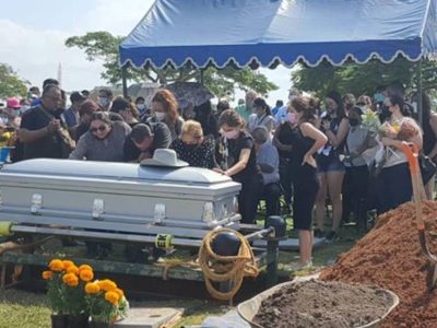 Entre canciones y gritos de "justicia" despiden en Tabasco al actor Octavio Ocaña (Video)