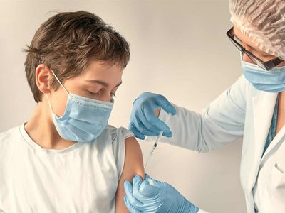 Reino Unido suspende los ensayos de la vacuna de AstraZeneca en niños