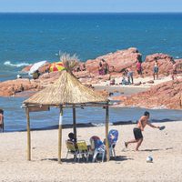Insólito: un parador cercó con una empalizada una playa de Las Grutas