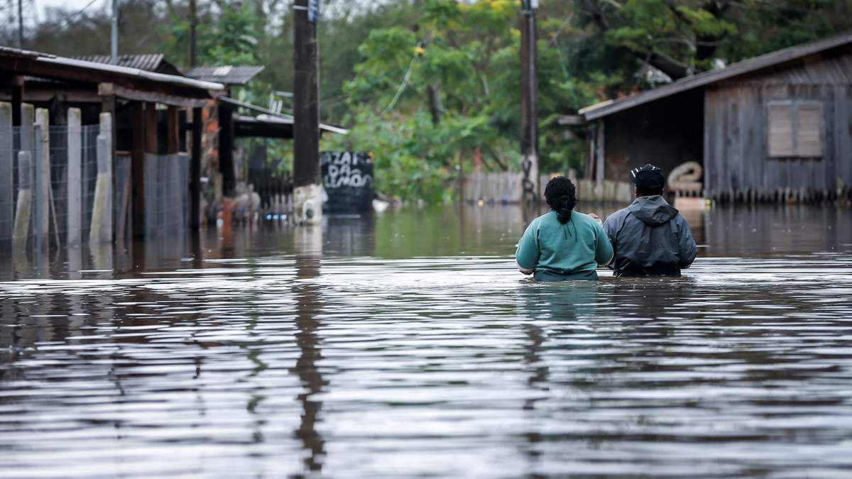 Las inundaciones en Brasil casi alcanzan el metro y medio de altura. Fuente: (Twitter)