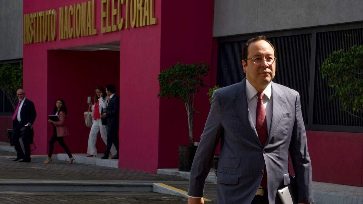 Ciro Murayama, integrante de la Comisión de Quejas y Denuncias, antes de la sesión del INE