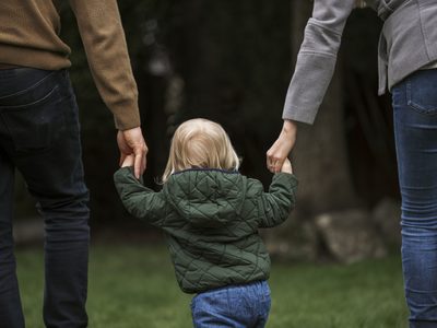Revocaron la triple filiación de un niño y ratificó el límite de dos vínculos parentales