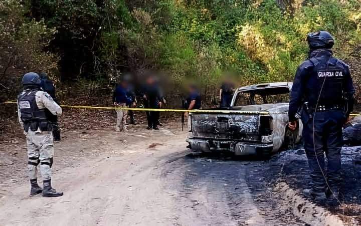 La camioneta quemada en la que encontraron tres de los seis ejecutados