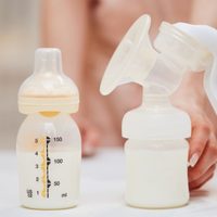 Pasajeros de avión podrán transportar leche materna aunque no lleven infantes
