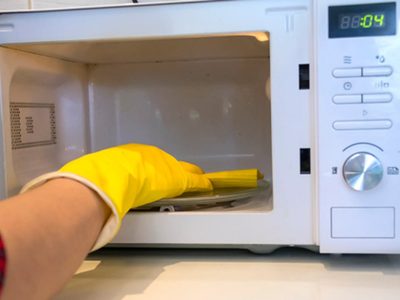 Tips para mantener limpio el horno de microondas con productos que tenemos en casa