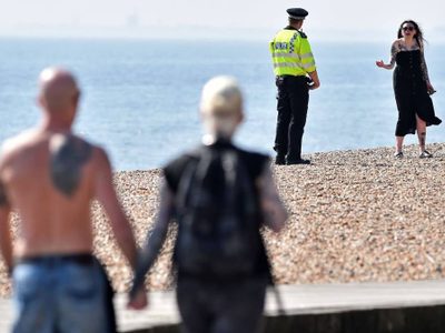 Creen poco probable que el COVID 19 se transmita en playas y piscinas