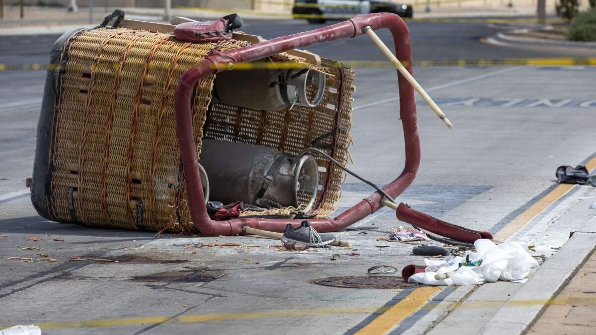 La canastilla que se desprendió de un globo de aire caliente yace en el pavimento tras golpear contra unos cables de electricidad en un incidente en el que perecieron los cinco ocupantes el 26 de junio de 2023 en Albuquerque, Nuevo México.