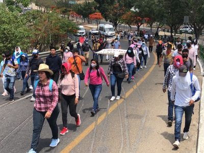 Normalistas marchan en Chiapas para exigir la liberación de 95 jóvenes detenidos