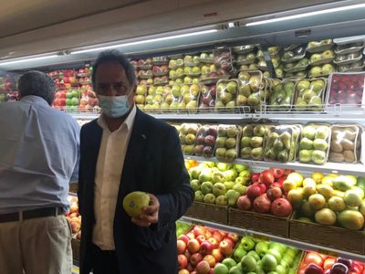 Scioli presentó desde Brasil frutas bonaerenses y los productores del Alto Valle lo criticaron