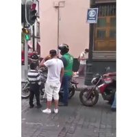 Funcionario de la CDMX hace llorar a un niño al quitarle las flores que vendía (Video)