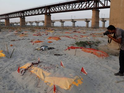 Espeluznante hallazgo en India: cientos de cuerpos enterrados en las orillas de un río