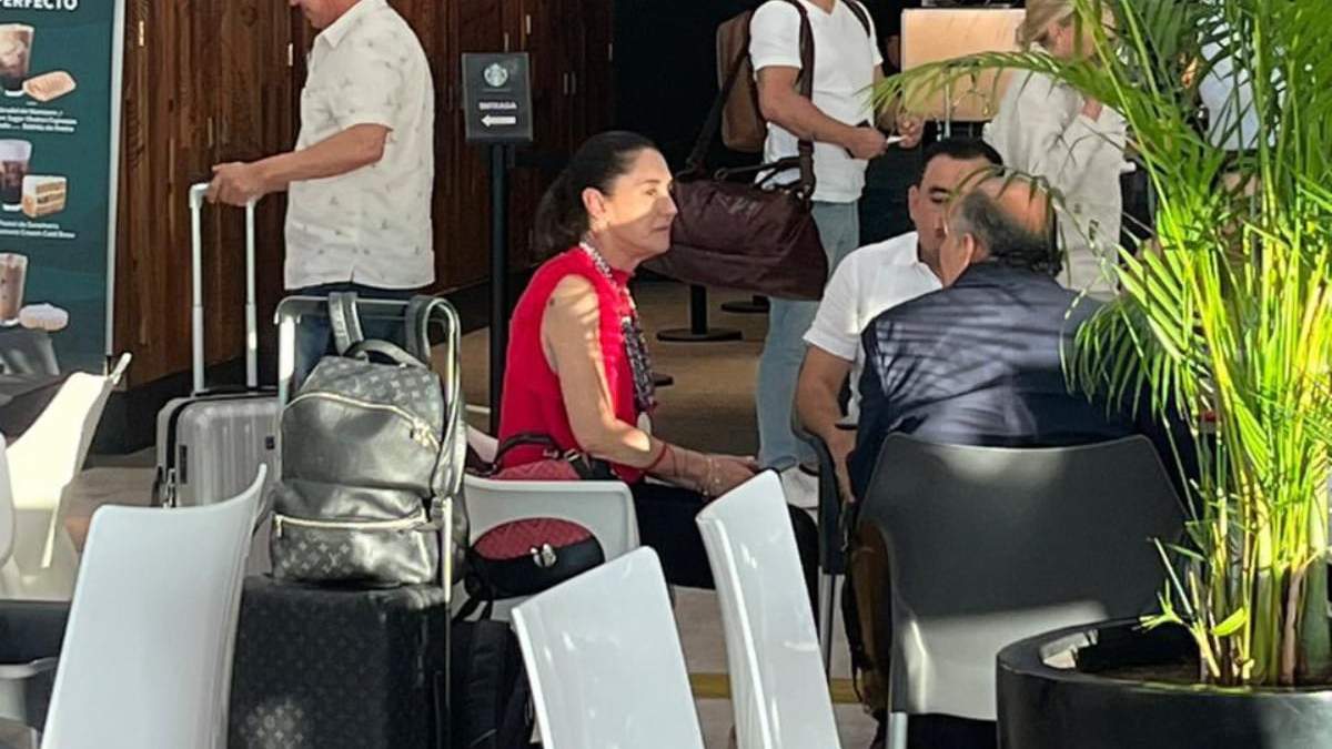 Sheinbaum en el aeropuerto