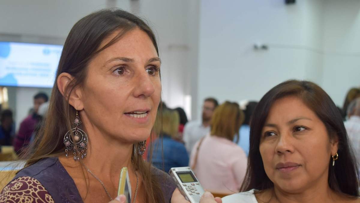 Cecilia Maletti, candidata de Libres del Sur, estuvo presente en el centro de la ciudad de Neuquén. Fuente: (Facebook)